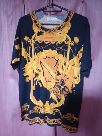 일품 Eternalvcity tokyo 장식 프린트 티셔츠 블랙과 금