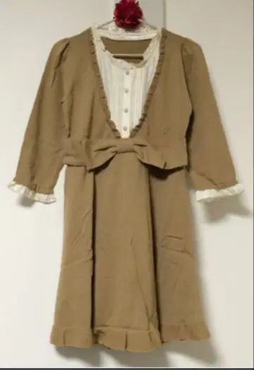 베이지 원피스 유니버셜 뮤즈