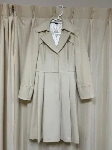 livin alone 크림색 롱 코트 11호