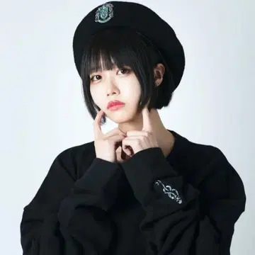 새상품 미사용 슬리데린 엠블럼 부착 베레모 아노짱 착용 모델