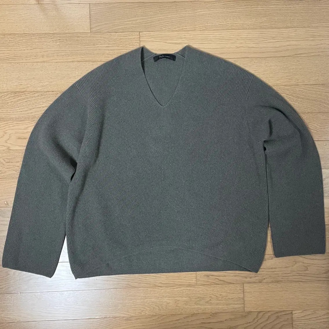 Overseas luxury brand Elena Solano, purchased for around 380,000 won, wine  knit on Bunjang Global Site.