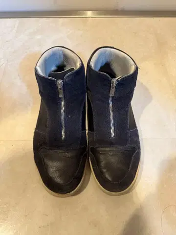 논네이티브 지퍼 달린 가죽 하이컷 스니커즈