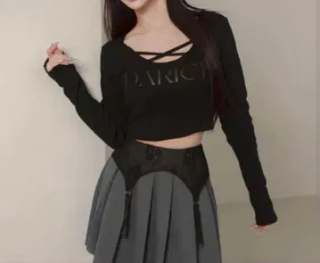 [ 택 포함 ] Darich 크랙 로고 크로스 상의