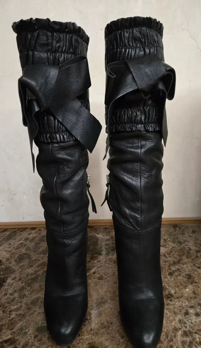 MONCLER | 몽클레어 Moncler LILO Slippers Black 280 (43) #슬리퍼,#몽클레어,#샌들 on  Bunjang Global Site.