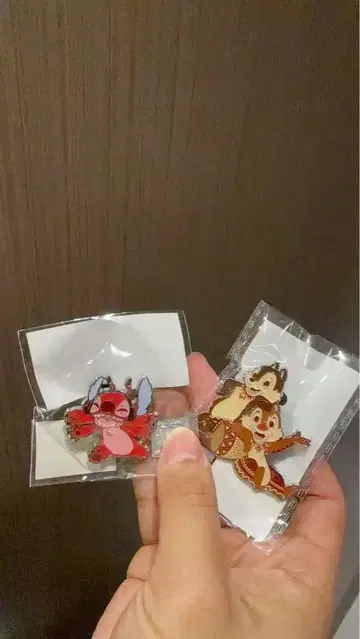 상하이 디즈니랜드 정품 게임 핀 배지 2개 세트 스티치와 칩