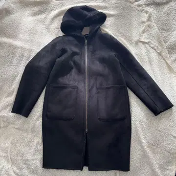 후드 부착 블랙 무스탕 코트