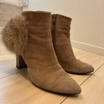 퍼 달린 베이지 스웨이드 부츠