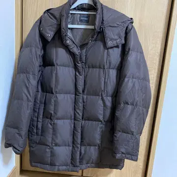 브라운 후드 부착 다운 자켓