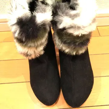 퍼 달린 블랙 스웨이드 부츠