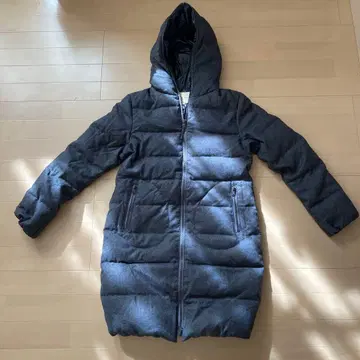 다크 그레이 후드 부착 다운 자켓