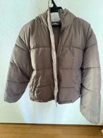 CLASSICAL ELF 후드 부착 베이지 다운 자켓