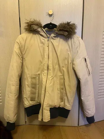 퍼 달린 베이지 다운 자켓 S 사이즈