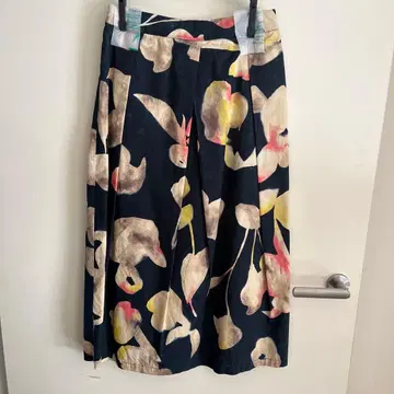 새상품급 팔라스 팰리스 클리닝 완료 꽃무늬 플레어 스커트 네이비