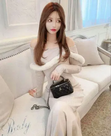 [ 완판템 ] Rady 퍼 오프숄더 니트 원피스 ( 베이지 )