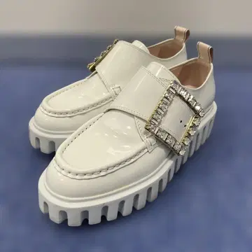 ROGER VIVIER 화이트 로퍼 비쥬 장식