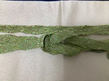 연한 초록색 당조의 허리띠.