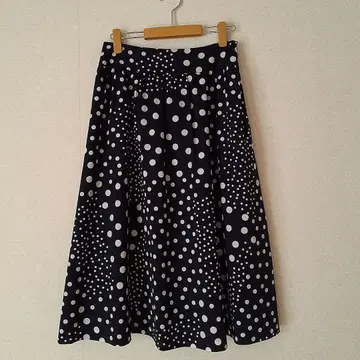 네이비와 화이트의 도트 무늬 플레어 스커트