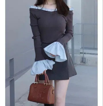 새상품 머큐리 듀오 이소재 프릴 오프숄더 리브 니트