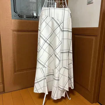 BOSCH 화이트 계열 플레어 롱 스커트