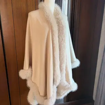 퍼 달린 크림색 케이프(판초) 스톨