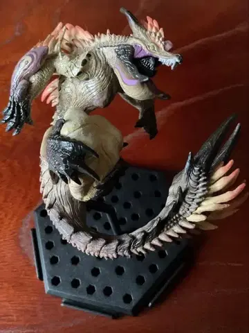 몬스터 헌터 번개 신룡 나르하타 타히메 피규어