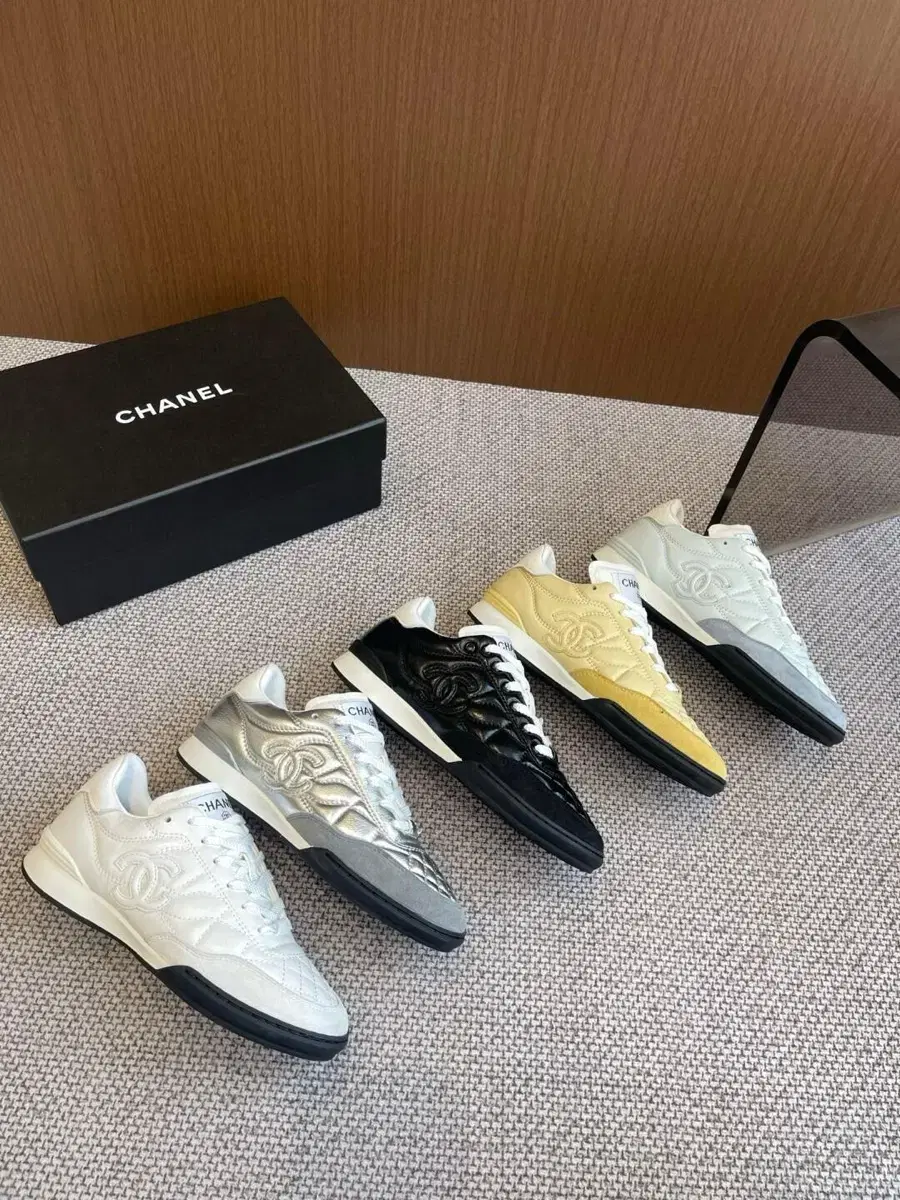 MONCLER | 몽클레어 Moncler LILO Slippers Black 280 (43) #슬리퍼,#몽클레어,#샌들 on  Bunjang Global Site.