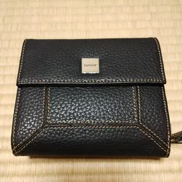 DKNY 블랙 가죽 접이식 지갑