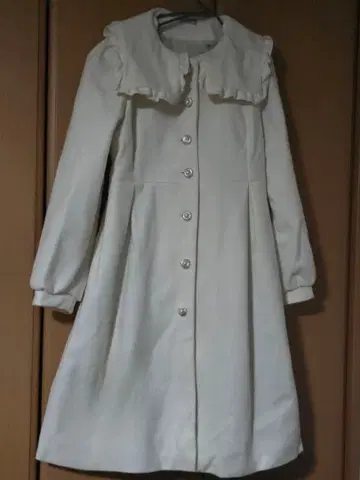 axes femme POETIQUE 화이트 프릴 칼라 롱 코트