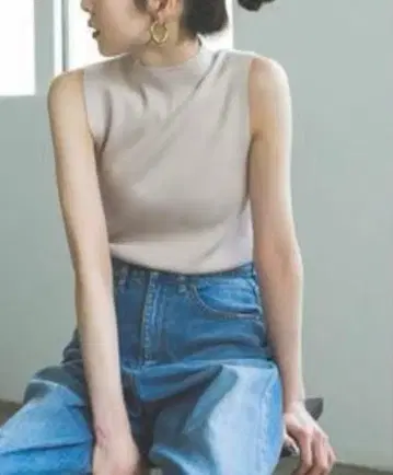 NOBLE 보틀넥 슬리브리스 니트 베이지