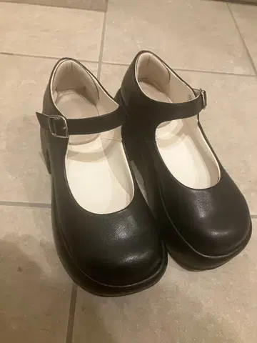 통굽 이마 스트랩 펌프스