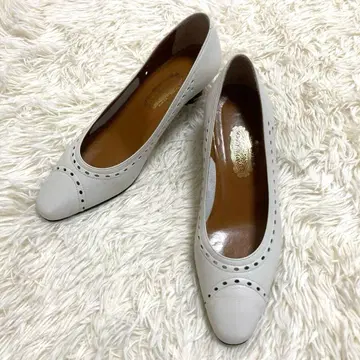 새상품급 yoshinoya 펌프스 펀칭 화이트 24.5cm