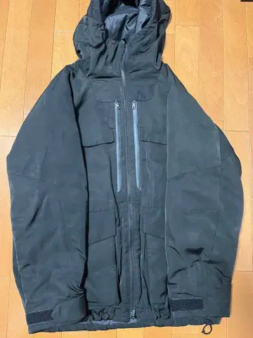 유니클로 화이트 마운티니어링 하이브리드 다운 파카 블랙 L