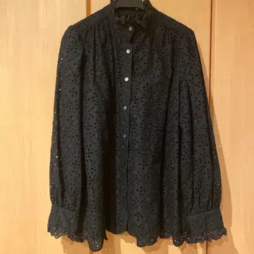 허그아워 스캘럽 밑단 블라우스 블랙