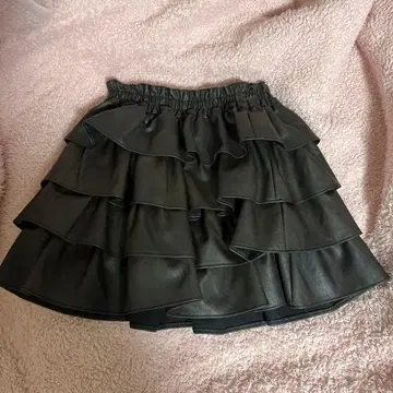 dazzlin 프릴 디자인 블랙 미니 스커트