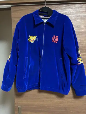 파란색 스카잔 호랑이와 용 자수