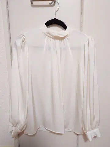 green label relaxing 새틴 스탠드 카라 개더 블라우스