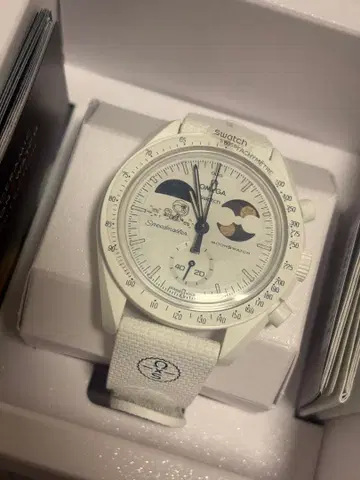 Swatch x OMEGA x Snoopy BIOCERAMIC Moon