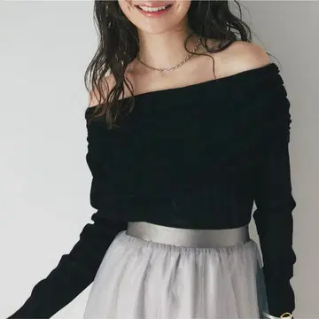 러브티크 본봉 플로키 튤 오프숄더 티셔츠 블랙