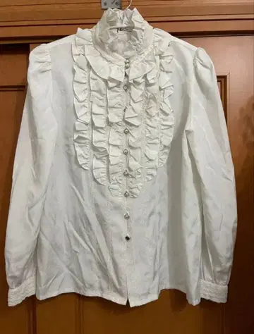 프릴 화이트 블라우스