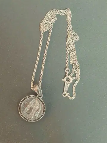 SHELLAC 마리아 코인 펜던트