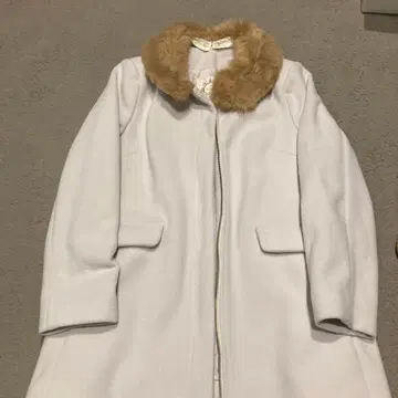 PATTERN 화이트 코트 퍼 카라 부착