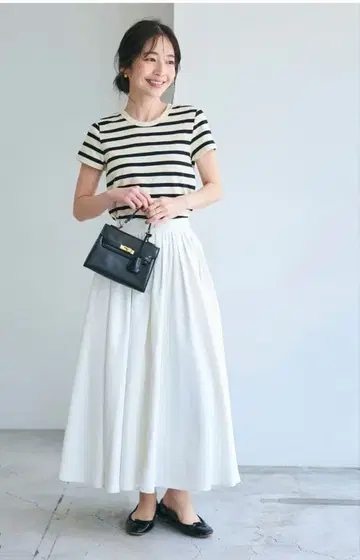 새상품 미사용 베이스먼트 발수 턱 플레어 스커트 화이트 F 사이즈