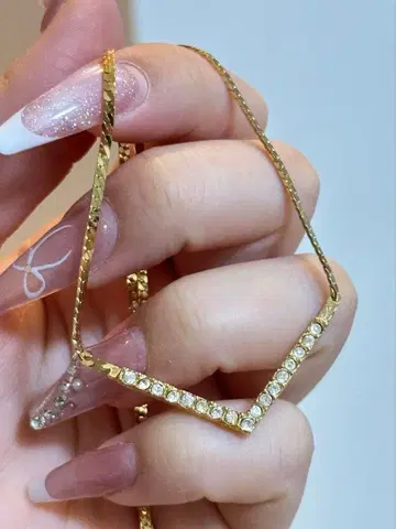 [ 예쁨 ] MONET V자 골드 목걸이