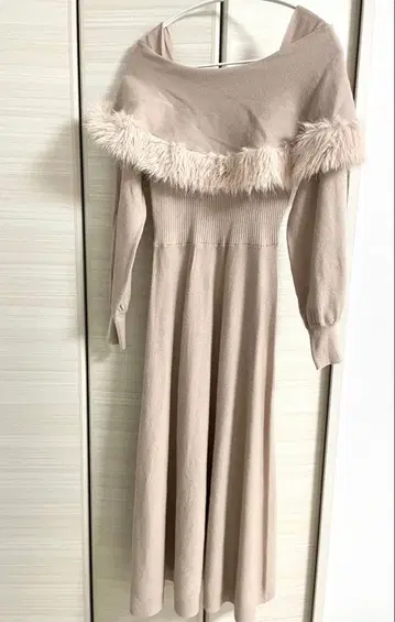 tocco closet 퍼 달린 케이프 라이크 니트 원피스