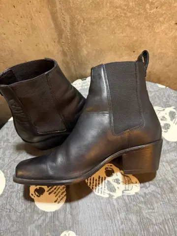 ZARA 블랙 가죽 첼시 미들힐 부츠