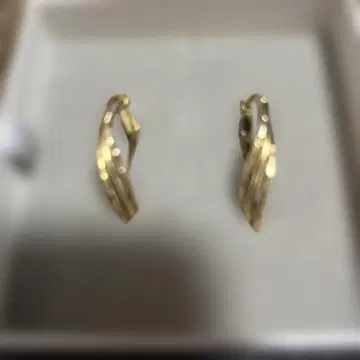 골드 트위스트 디자인 귀걸이 10K