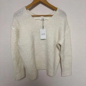 AER 화이트 V넥 스웨터