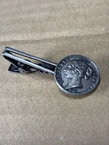 넥타이핀 빅토리아 여왕 시대의 영국 은화 코인 넥타이핀