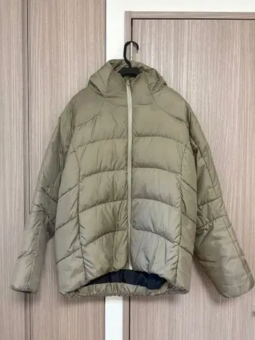 DESCENTE 후드 부착 다운 자켓 베이지