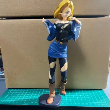 드래곤볼 인조인간 18호 피규어